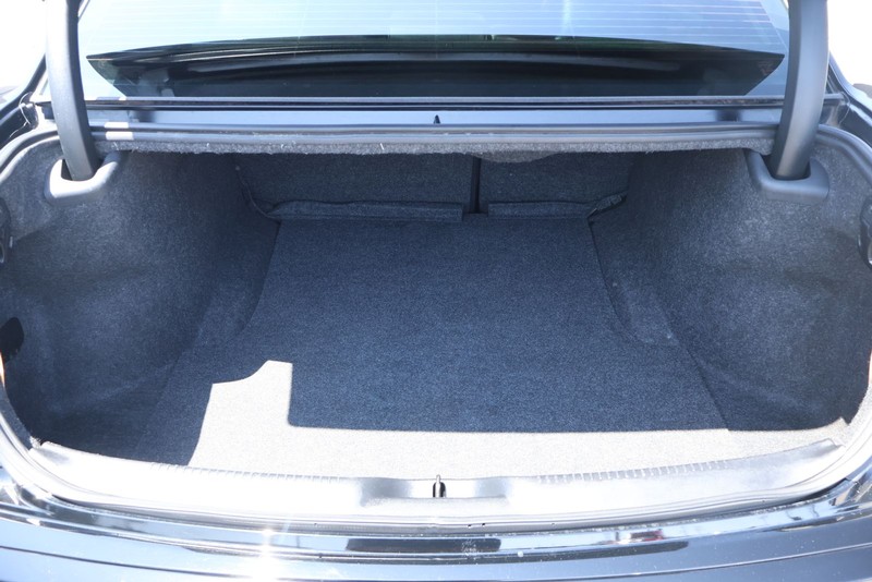Chrysler 300 Vehicle Full-screen Gallery Image 09