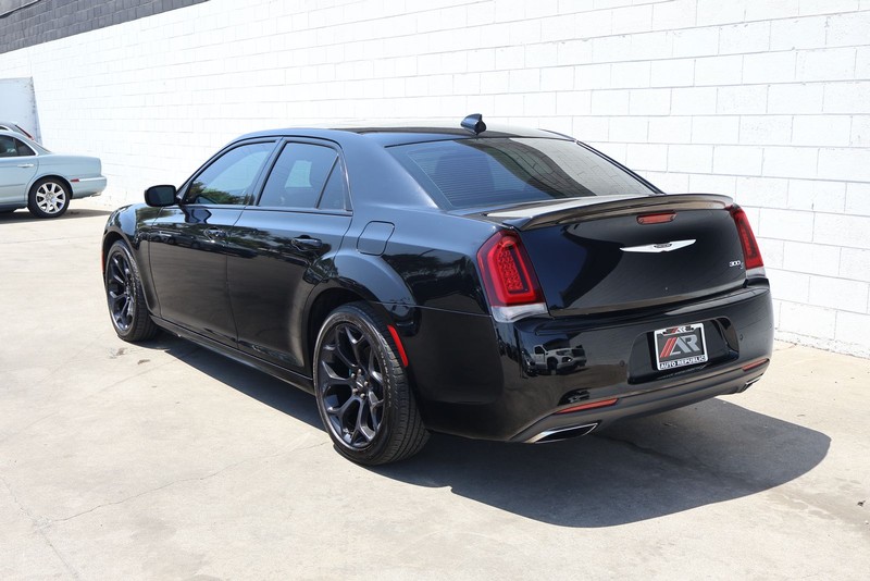 Chrysler 300 Vehicle Full-screen Gallery Image 10