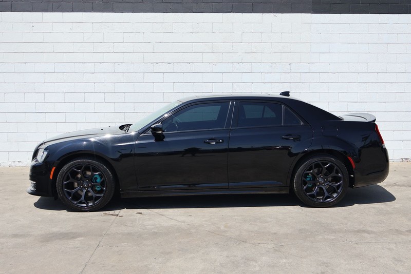 Chrysler 300 Vehicle Full-screen Gallery Image 11