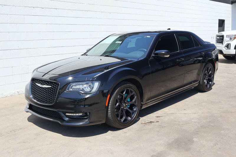 Chrysler 300 Vehicle Full-screen Gallery Image 12