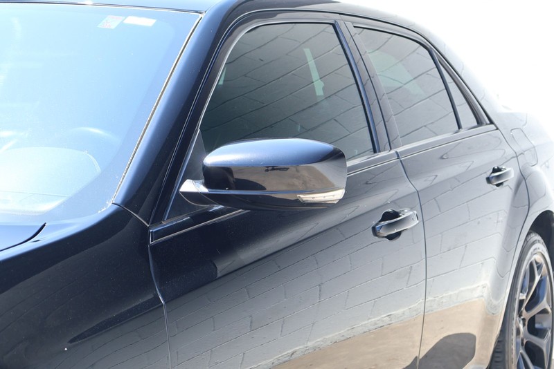 Chrysler 300 Vehicle Full-screen Gallery Image 13