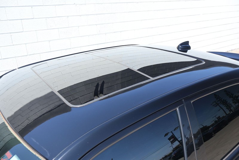 Chrysler 300 Vehicle Full-screen Gallery Image 14
