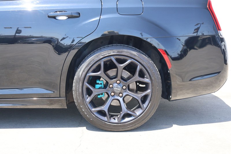 Chrysler 300 Vehicle Full-screen Gallery Image 16