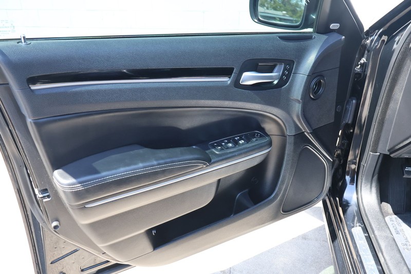 Chrysler 300 Vehicle Full-screen Gallery Image 17