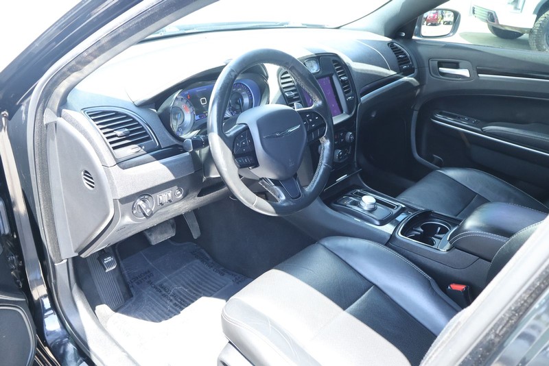 Chrysler 300 Vehicle Full-screen Gallery Image 18