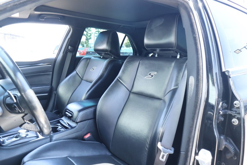 Chrysler 300 Vehicle Full-screen Gallery Image 21