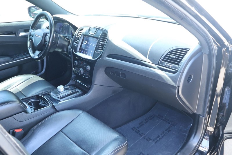 Chrysler 300 Vehicle Full-screen Gallery Image 23