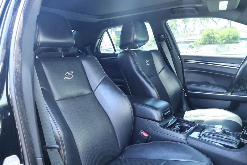 Chrysler 300 Vehicle Full-screen Gallery Image 25