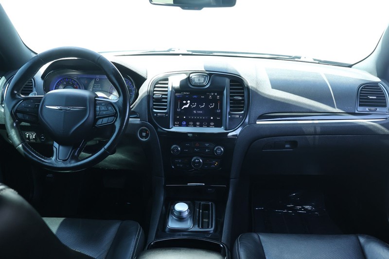 Chrysler 300 Vehicle Full-screen Gallery Image 28