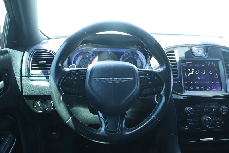 Chrysler 300 Vehicle Full-screen Gallery Image 30