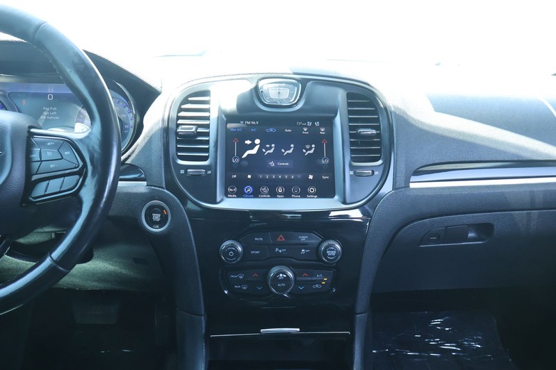 Chrysler 300 Vehicle Full-screen Gallery Image 31