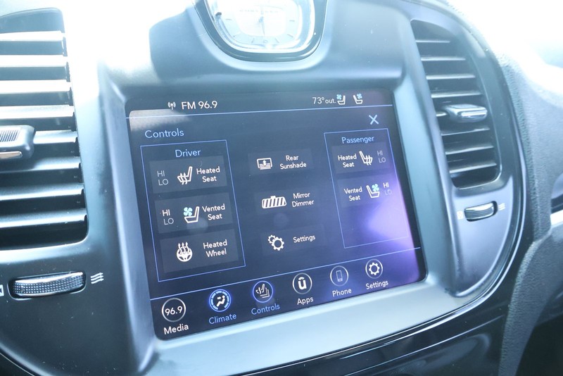 Chrysler 300 Vehicle Full-screen Gallery Image 32