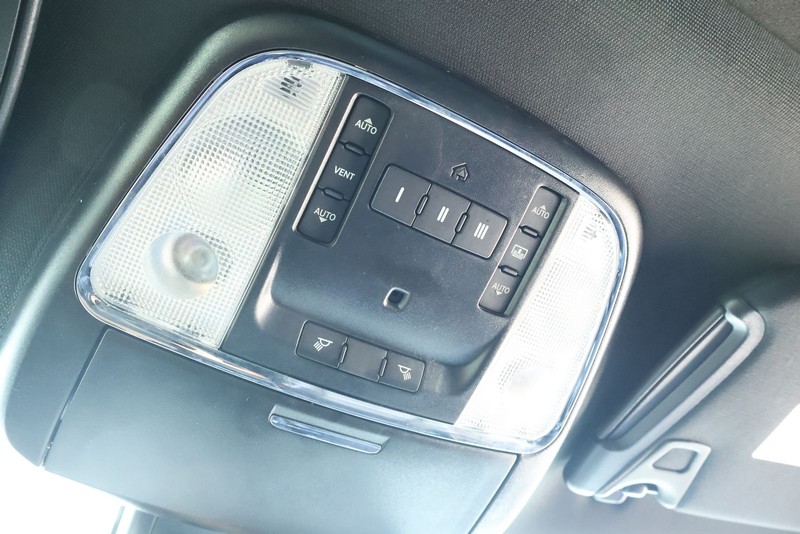Chrysler 300 Vehicle Full-screen Gallery Image 34