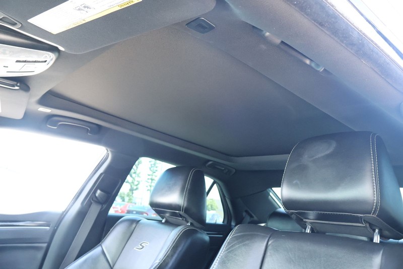 Chrysler 300 Vehicle Full-screen Gallery Image 35