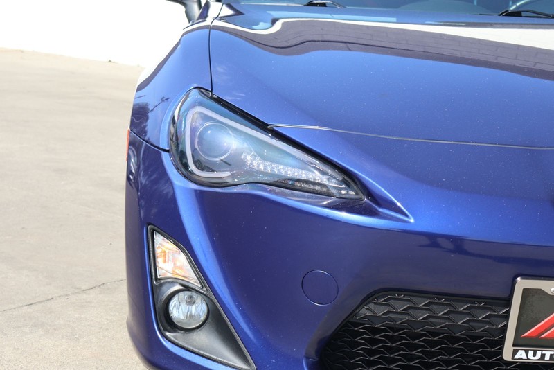 Scion FR-S Vehicle Full-screen Gallery Image 03