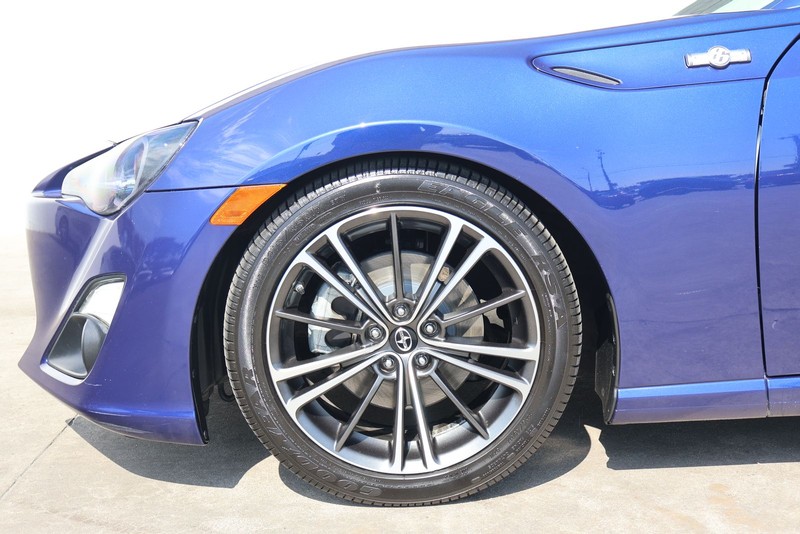 Scion FR-S Vehicle Full-screen Gallery Image 18