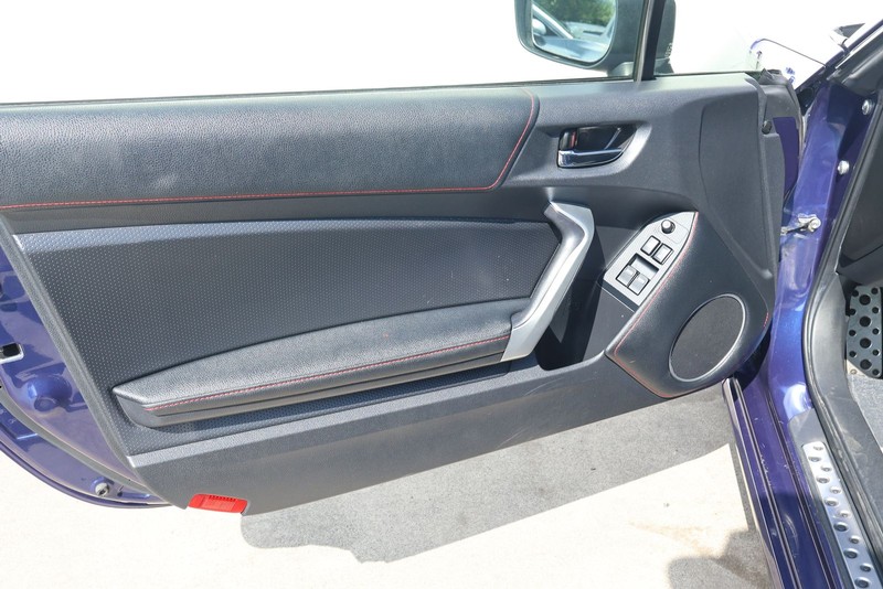 Scion FR-S Vehicle Full-screen Gallery Image 19