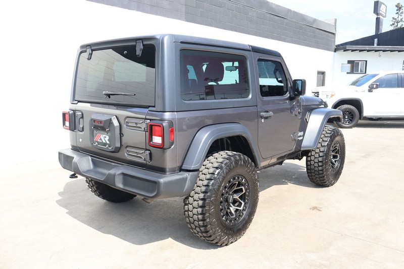 Jeep Wrangler Vehicle Full-screen Gallery Image 05