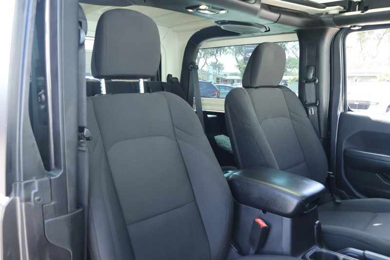Jeep Wrangler Vehicle Full-screen Gallery Image 21