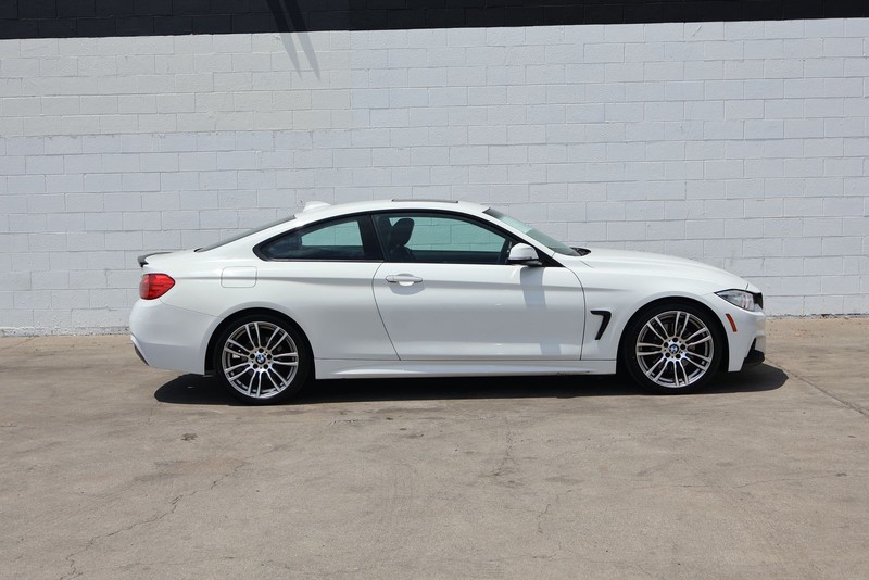 BMW 4 Series Vehicle Full-screen Gallery Image 04