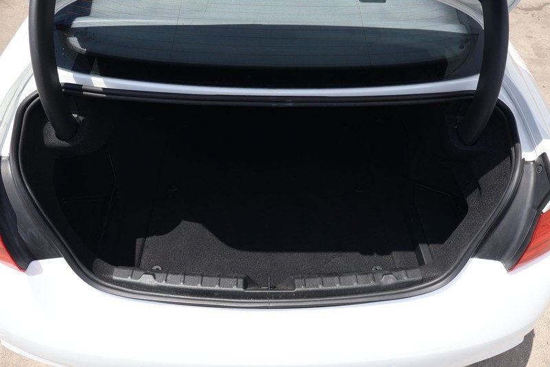 BMW 4 Series Vehicle Full-screen Gallery Image 08