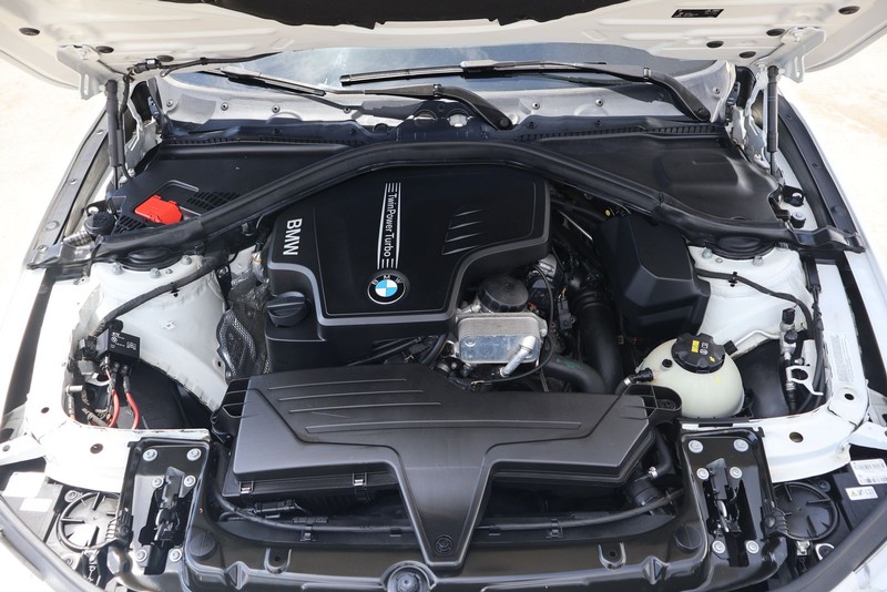 BMW 4 Series Vehicle Full-screen Gallery Image 12