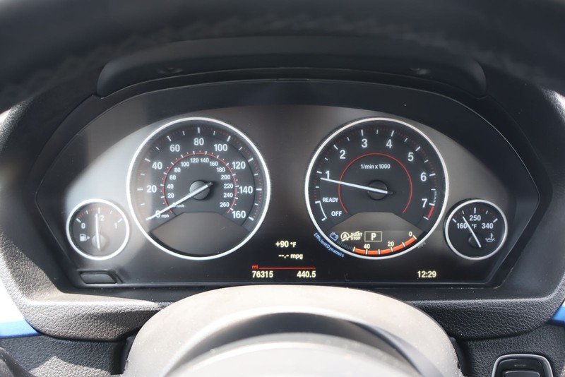 BMW 4 Series Vehicle Full-screen Gallery Image 22