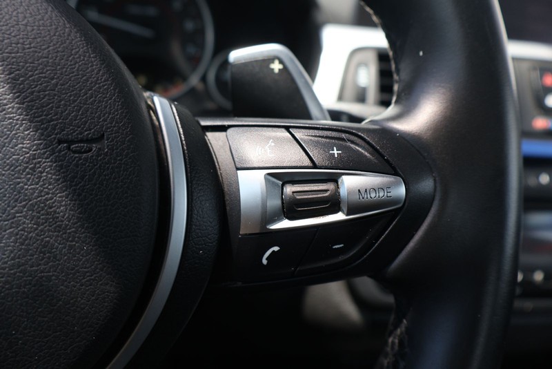 BMW 4 Series Vehicle Full-screen Gallery Image 25