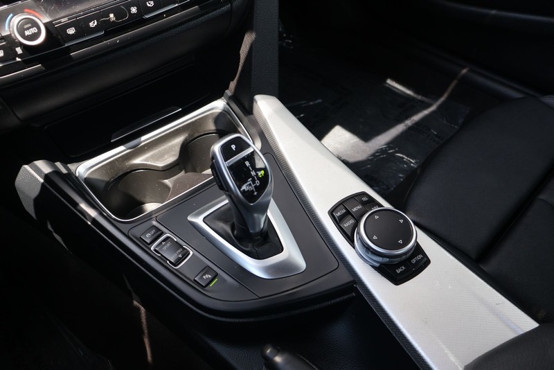 BMW 4 Series Vehicle Full-screen Gallery Image 28