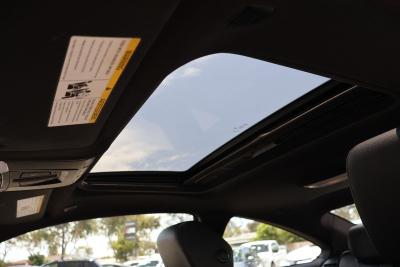BMW 4 Series Vehicle Full-screen Gallery Image 30