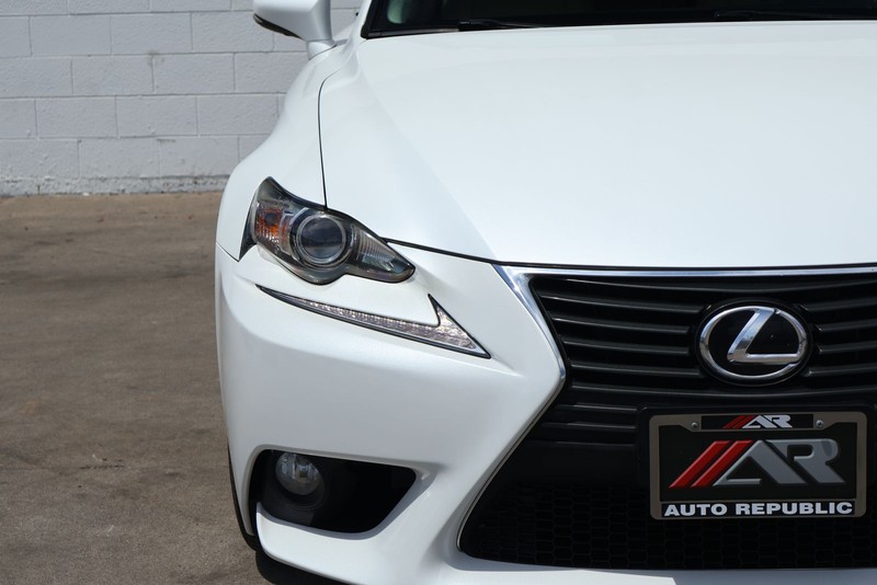 Lexus IS 250 Vehicle Full-screen Gallery Image 03