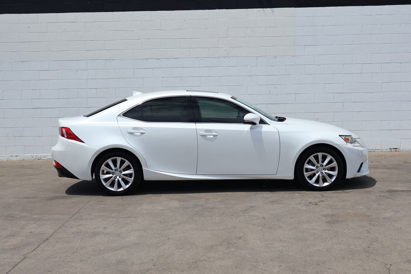 Lexus IS 250 Vehicle Full-screen Gallery Image 04