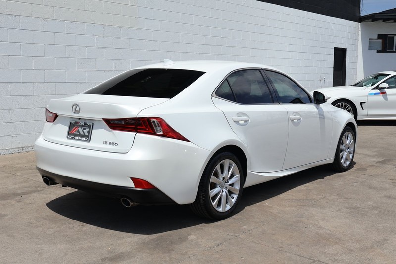 Lexus IS 250 Vehicle Full-screen Gallery Image 05