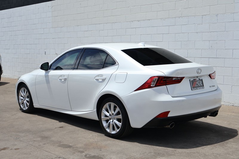 Lexus IS 250 Vehicle Full-screen Gallery Image 09
