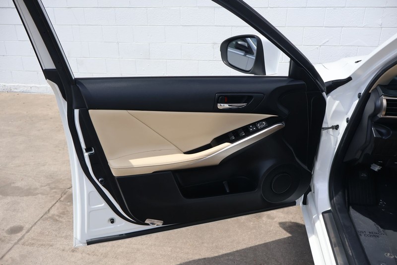Lexus IS 250 Vehicle Full-screen Gallery Image 14