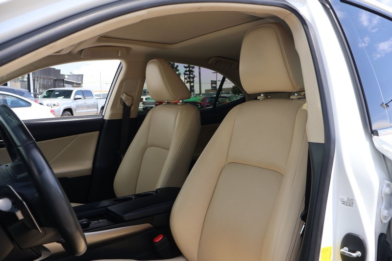 Lexus IS 250 Vehicle Full-screen Gallery Image 16
