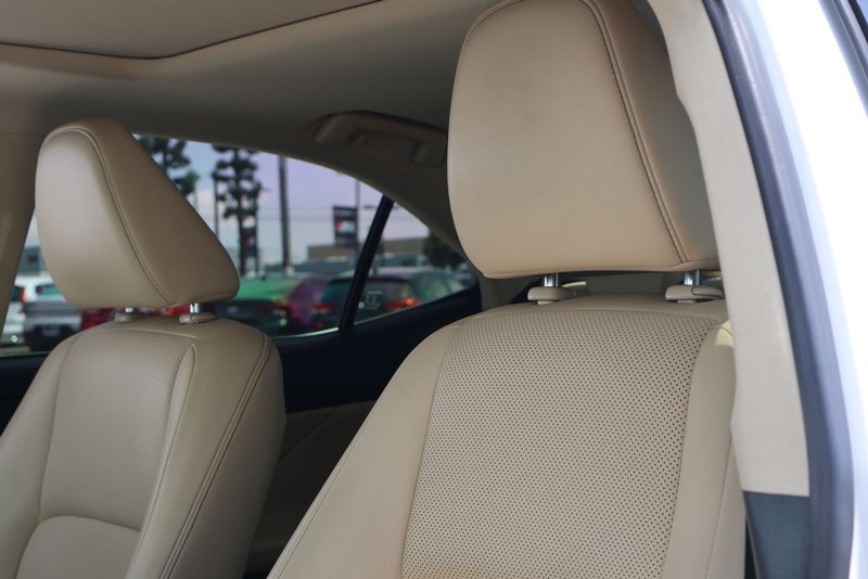 Lexus IS 250 Vehicle Full-screen Gallery Image 17