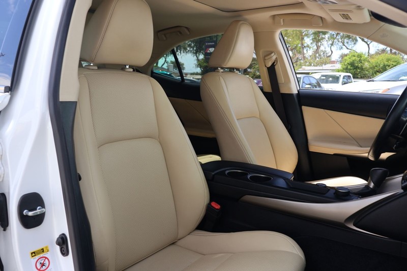 Lexus IS 250 Vehicle Full-screen Gallery Image 19