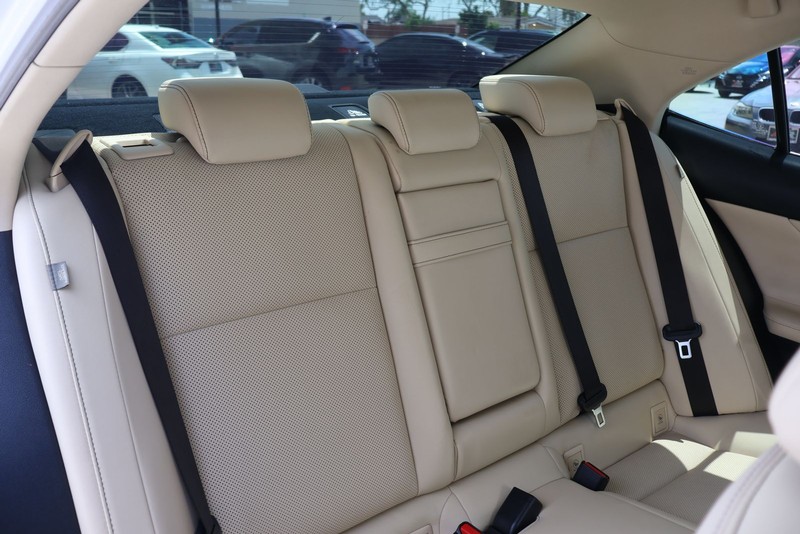 Lexus IS 250 Vehicle Full-screen Gallery Image 20