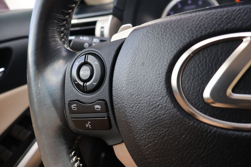 Lexus IS 250 Vehicle Full-screen Gallery Image 24