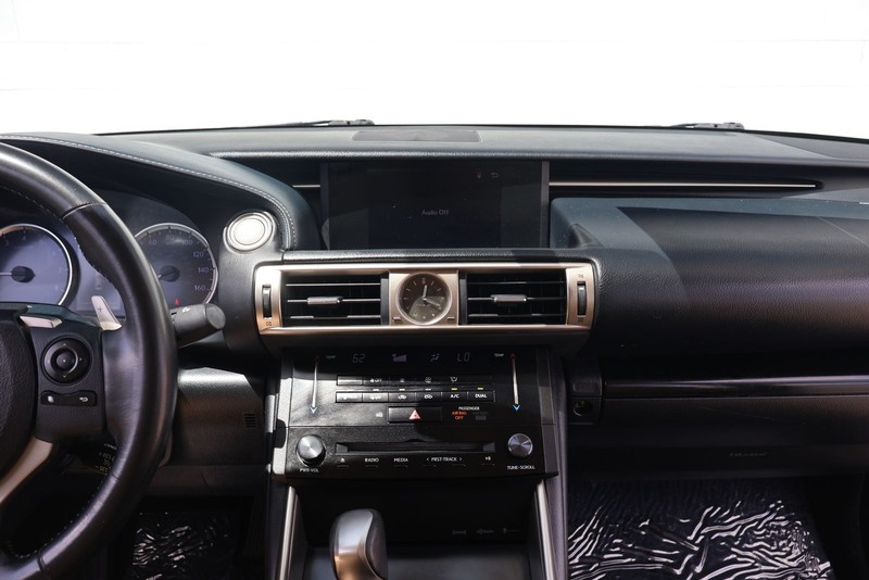 Lexus IS 250 Vehicle Full-screen Gallery Image 26