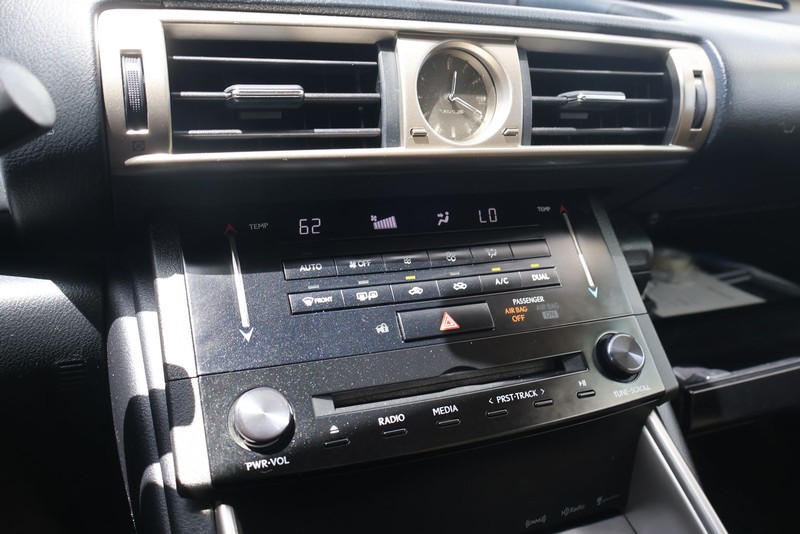 Lexus IS 250 Vehicle Full-screen Gallery Image 29