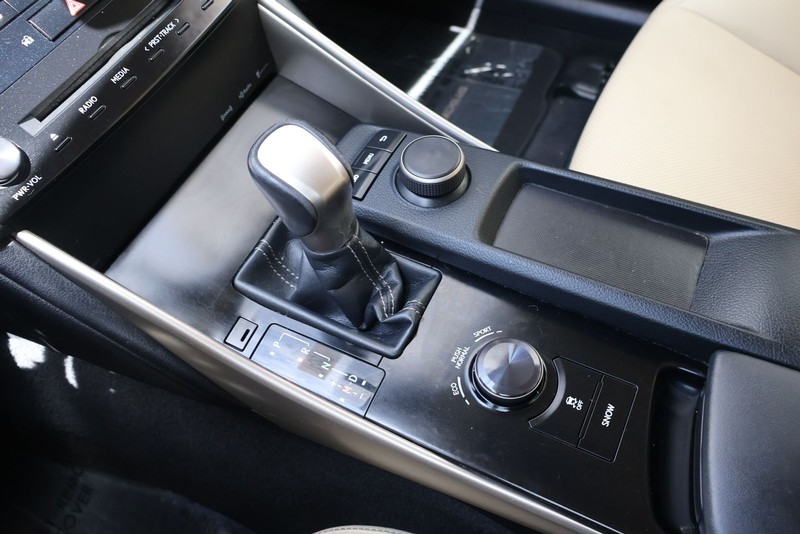 Lexus IS 250 Vehicle Full-screen Gallery Image 30