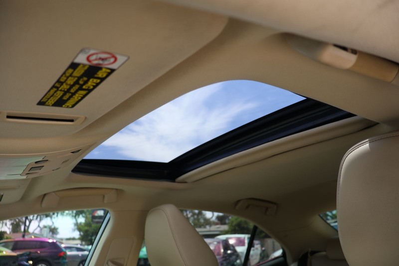 Lexus IS 250 Vehicle Full-screen Gallery Image 32