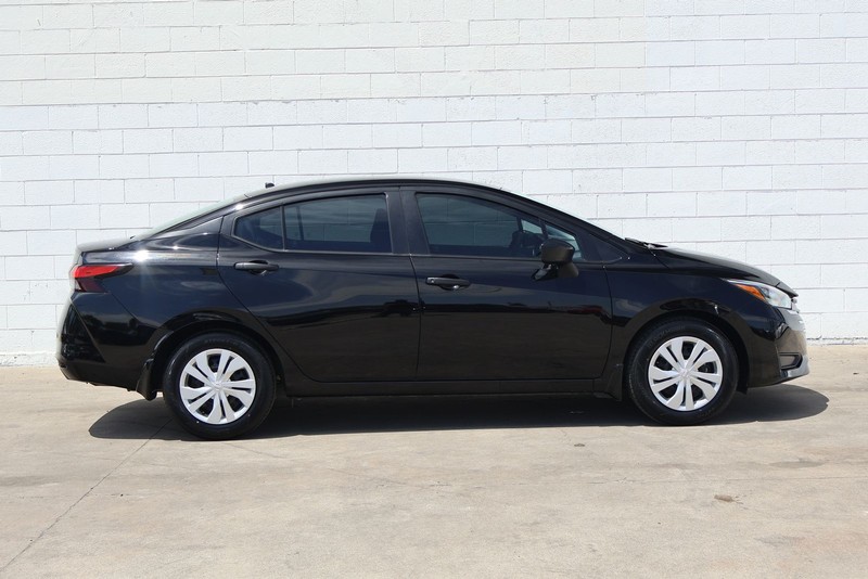 Nissan Versa Vehicle Full-screen Gallery Image 04