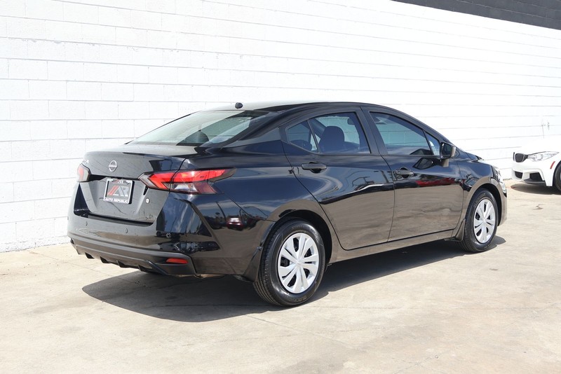 Nissan Versa Vehicle Full-screen Gallery Image 05