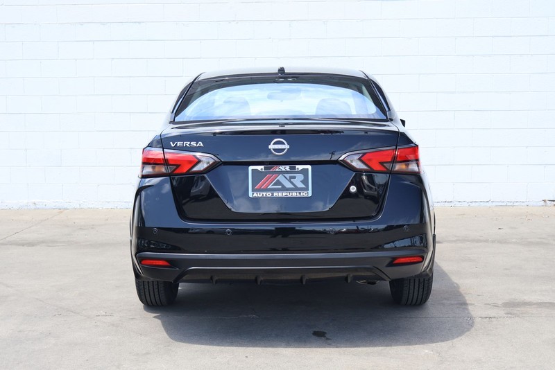 Nissan Versa Vehicle Full-screen Gallery Image 06