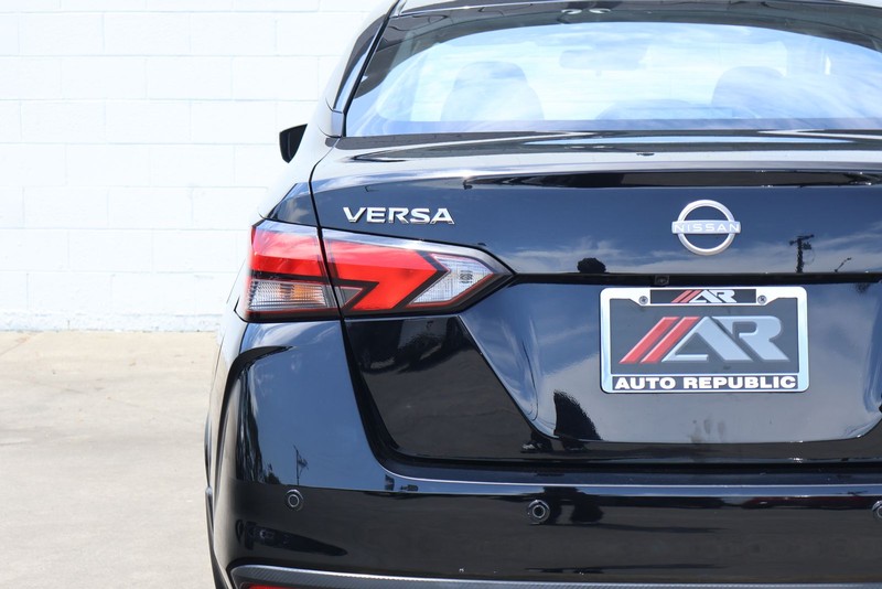 Nissan Versa Vehicle Full-screen Gallery Image 07