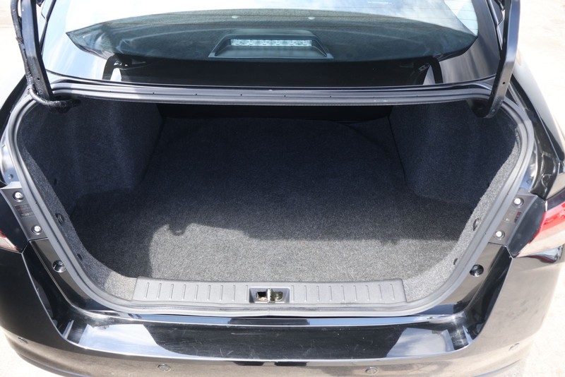 Nissan Versa Vehicle Full-screen Gallery Image 08
