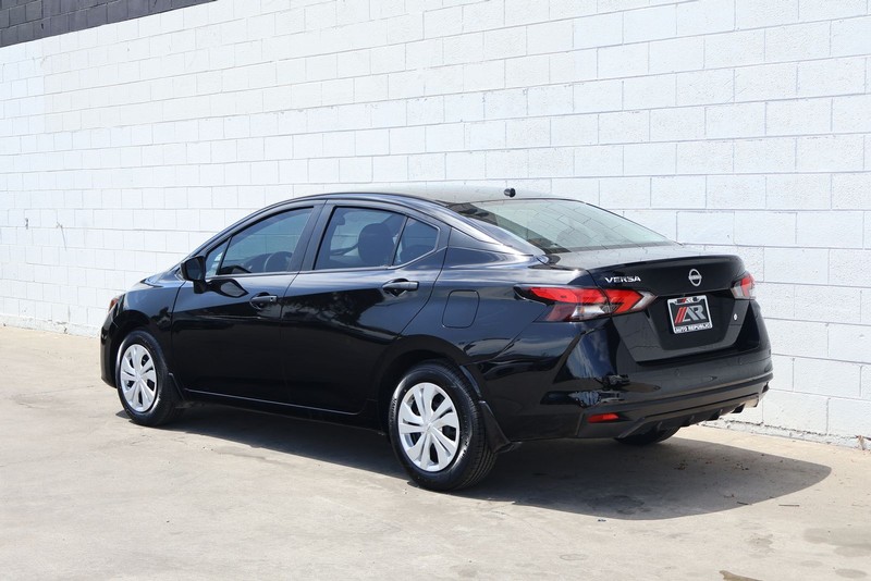 Nissan Versa Vehicle Full-screen Gallery Image 09